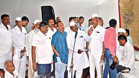 नाशिक : जिल्हा बँकेच्या सभेत बोलताना सभासद. (छाया ः हेमंत घोरपडे)