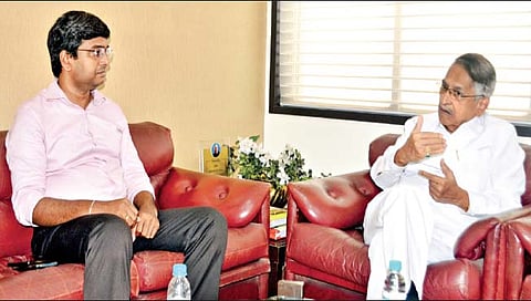 कोल्हापूर जिल्ह्याच्या प्रश्नांवर जिल्हाधिकारी रेखावार यांची डॉ. प्रतापसिंह जाधव यांच्याशी चर्चा