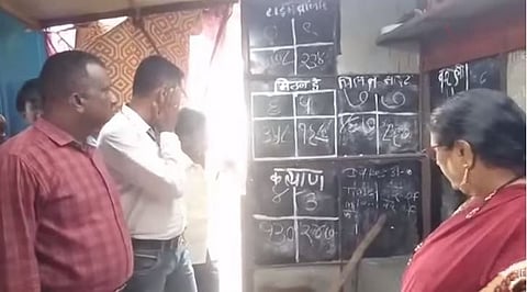 जळगाव : शिवसेना संपर्क कार्यालयाच्या आतमध्ये खुलेआम सट्टा मटका सुरु असताना पोलीसांनी छापा टाकला. (छाया: चेतन चौधरी)