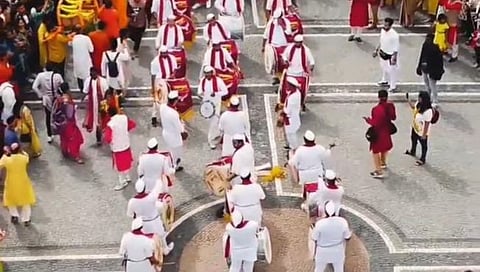 भारतीय विद्यार्थी ढोल ताशा वाजवताना