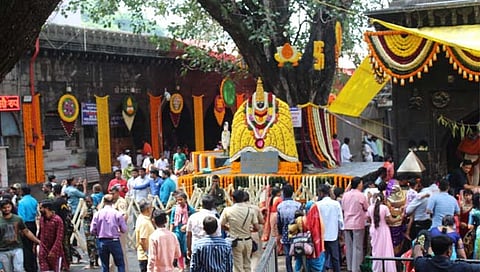 उस्मानाबाद: तिसऱ्या माळेनिमित्त तुळजाभवानी मंदिरात नेत्रदीपक फुलांची सजावट