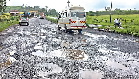 त्र्यंबकेश्वर : नाशिक-त्र्यंबकेश्वर रस्त्यावर झालेले खड्ड्यांचे साम्राज्य.
