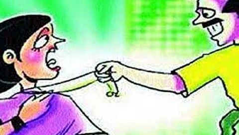 रत्नागिरी : पोलिस असल्याची बतावणी करत पावणेदोन लाखांचे दागिने लांबवले