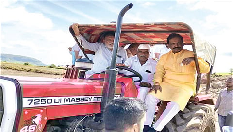 नाशिकमध्ये अंबादास दानवे यांचा ट्रॅक्टरने प्रवास, फुटलेल्या बंधार्याची पाहणी