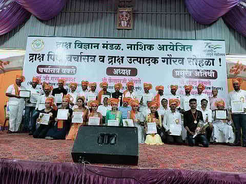 नाशिक : गुणवंत विद्यार्थ्यांच्या सत्काराप्रसंगी पोलिस अधीक्षक सचिन पाटील, द्राक्ष बागायतदार संघाचे कैलास भोसले, रवींद्र निमसे, वासुदेव काठे आदी. (छायाचित्र : समाधान पाटील)