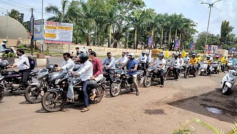 रत्नागिरी : जुन्या पेन्शन योजनेच्या लाभासाठी कर्मचार्यांची दुचाकी रॅली