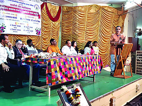 नाशिक : धम्मगिरी योग महाविद्यालयाच्या गुणगौरव समारंभात बोलताना प्रा. राज सिन्नरकर. व्यासपीठावर मान्यवर.