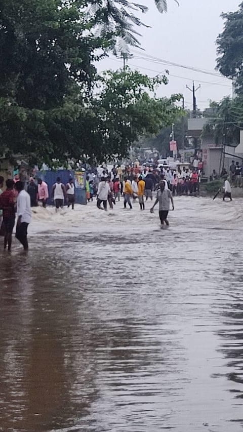 धुळे : रविवारपासून सुरु असलेल्या मुसळधारमुळे शहरातील जनजीवन विस्कळीत झाले आहे. (छाया : यशवंत हरणे)