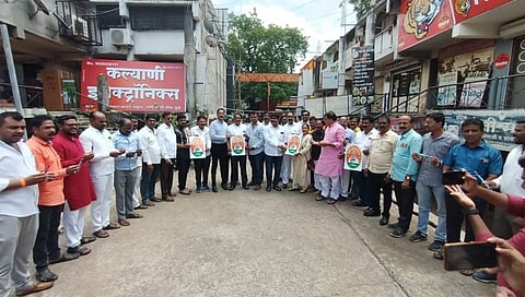 धुळे : शिवसेनेकडून पंतप्रधानांचा वाढदिवस बेरोजगार दिन म्हणून साजरा