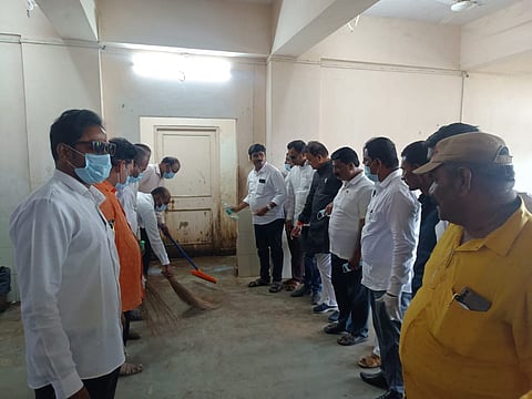 धुळे : येथील वैद्यकीय महाविद्यालयातील पुरुष उपचार विभागात सफाई अभियान राबवतांना शिवसेना पदाधिकारी आणि कार्यकर्ते.