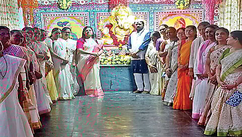 पंचवटी : श्री नवश्या गणपती मंदिरात हरिपाठ कार्यक्रमात सहभागी झालेले अध्यक्ष राजाभाऊ जाधव यांच्यासह भाविक. (छाया : गणेश बोडके)