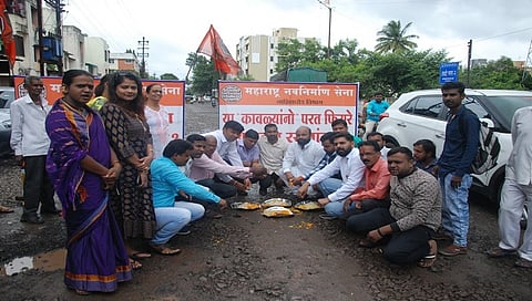 Nashik : रस्त्यांच्या पिंडाला कावळा शिवेल का? नाशिकरोडला मनसेचे अनोखे आंदोलन