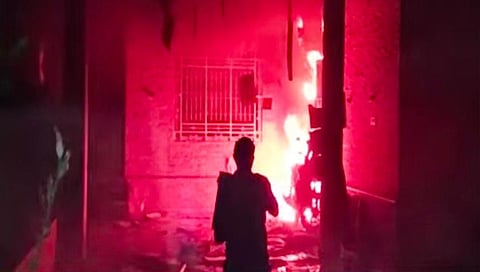 सांगली : विटा येथील श्रीराम नगर मध्ये पडली वीज; दुचाकी जळून खाक