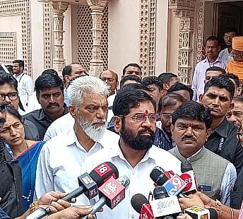 नाशिक : पत्रकारांशी मुक्त संवाद सांधताना मुख्यमंत्री एकनाथ शिंदे. (छाया : गणेश बोडके)