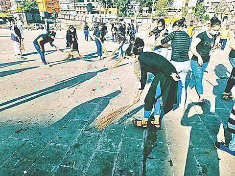 पंचवटी : रामकुंड येथे स्वच्छता मोहिम राबवितांना अशोकाचे स्वयंसेवक व मनपा कर्मचारी. (छाया : गणेश बोडके)