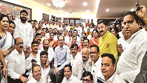 मुंबई : मातोश्रीवर पक्षप्रमुख उद्धव ठाकरे यांच्या समवेत नाशिकमधील शिवसेनेचे पदाधिकारी व शिवसैनिक.