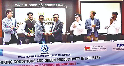 सिडको : मनपा आयुक्त डॉ. चंद्रकांत पुलकुंडवार यांचे स्वागत करताना निखिल पांचाळ. समवेत मान्यवर. (छाया : राजेंद्र शेळके)