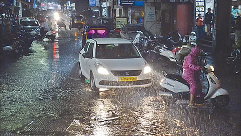 नाशिक ः सायंकाळच्या वेळेला झालेल्या जोरदार पावसामुळे नागरिकांची त्रेधातिरपीट उडाली.
(छाया ः हेमंत घोरपडे)