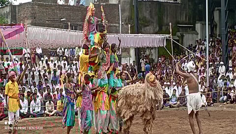 धुळे : पांरपारिक नृत्य सादरीकरणाने फेडले डोळ्याचे पारणे; खंडोजी महाराज यांच्या पुण्यतिथीनिमित्त रंगली स्पर्धा