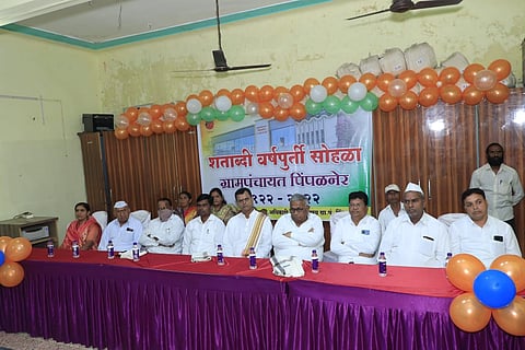 पिंपळनेर : शताब्दी वर्ष महोत्सवानिमित्त ग्रामपंचायत सभागृहात उपस्थितीत सरपंच व ग्रामपंचायतीचा कारभार सांभाळणारे वारसदार.
(छाया:अंबादास बेनुस्कर)