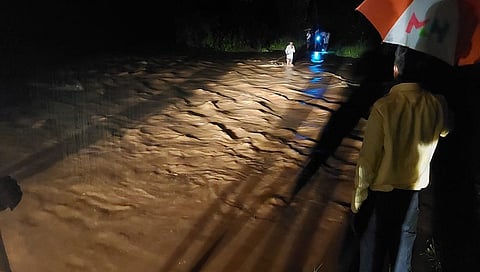 नाशिक : रात्रभर पूराच्या पाण्यात अडकले निवडणूक पथक, अशी झाली सुटका