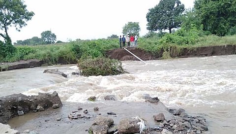 औरंगाबाद : अंजना नदीवरील पूल पहिल्याच पुरात गेला वाहून