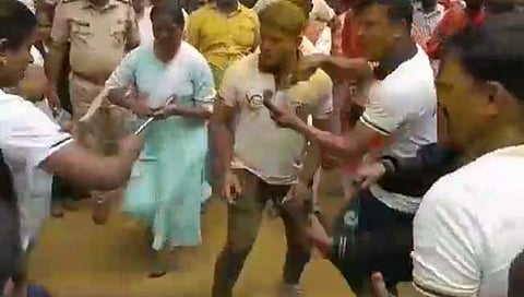 जयसिंगपूर पोलिसांनी लेझीम खेळत केले बाप्पांचे विसर्जन