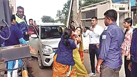 नाशिक : टोलनाक्यावरच दोघी भिडल्या, महिला कर्मचारी-पोलिसपत्नीत फ्री स्टाइल