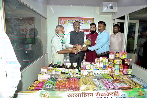 नंदुरबार : आसाराम महाराज यांच्या आश्रमनिर्मित उत्पादनांच्या स्टॉलला भेट देताना भाजपा प्रदेशाध्यक्ष चंद्रशेखर बावनकुळे. ( छाया: योगेंद्र जोशी)