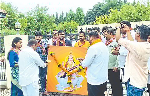 नाशिक : भुजबळ फार्मसमोर सरस्वतीपूजन करून आंदोलन करताना भाजयुमोचे पदाधिकारी व कार्यकर्ते.