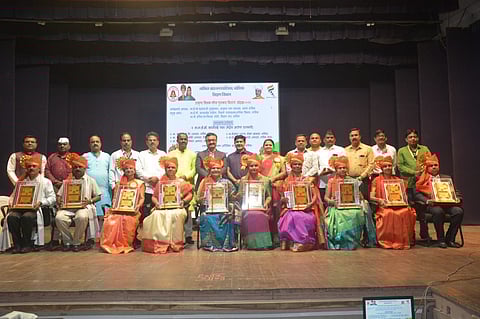 नाशिक : पुरस्कारप्राप्त शिक्षकांसमवेत मनपा आयुक्त डॉ. चंद्रकांत पुलकुंडवार, सचिन जोशी, सुनीता धनगर व आदी मान्यवर. (छाया : हेमंत घोरपडे)