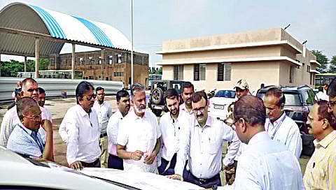 नाशिक : मल्टी मॉडेल हबचा आराखडा पाहताना आयुक्त डॉ. पुलकुंडवार.