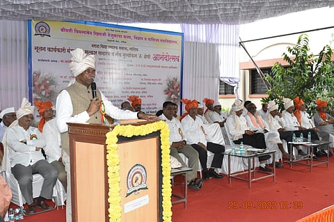 देवळाली कॅम्प : एसव्हीकेटी महाविद्यालयातील सत्कार सोहळयाप्रसंगी बोलतांना मविप्र सरचिटणीस ॲड. नितीन ठाकरे. समवेत कार्यकारी मंडळातील सदस्य आदी. (छाया: उमेश देशमुख)