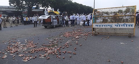 मालेगाव : टेहरीजवळ रास्ता रोको करताना शेतकरी संघटना.