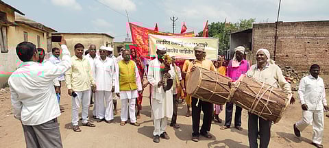 पिंपळनेर : तहसिल कार्यालयावर काढण्यात आलेल्या मोर्चात सहभागी होत वाद्य वाजवतांना आदिवासी शेतकरी. (छाया : अंबादास बेनुस्कर)