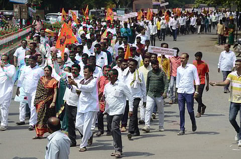 जळगाव : निलंबित निरीक्षक बकालेंच्या अटकेसाठी जिल्हाधिकारी कार्यालयावर मोर्चा काढत आक्रमक झालेला मराठा समाजबांधव.