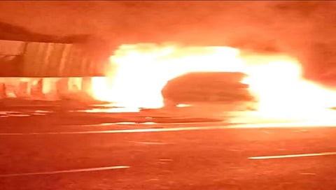 नाशिक : मोहदरी घाटात धावती बीएमडब्लू जळून खाक, पाहा व्हिडीओ