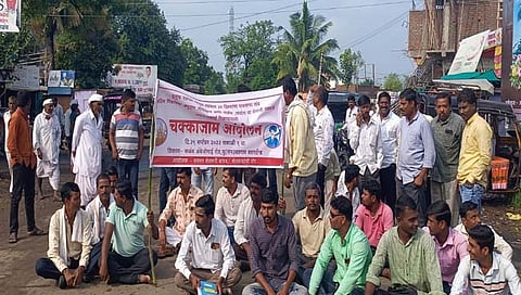 बीड : अग्रीम पिकविम्यासह अन्य मागण्यांसाठी शेतकऱ्यांचा रास्ता रोको