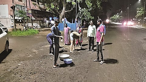 नाशिक : अन् मध्यरात्री रहिवाशांनीच बुजवले खड्डे