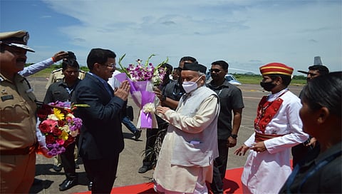 नाशिक : ओझर विमानतळावर राज्यपाल कोश्यारी यांचे स्वागत करताना विभागीय आयुक्त राधाकृष्ण गमे. समवेत आदी पदाधिकारी.