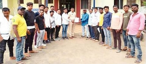 पिंपळनेर : पोलीसांकडे राहनदहन प्रथा बंद करण्याबाबत निवेदन देताना एकलव्य आदिवासी क्रांती दलाचे सदस्य. (छाया: अंबादास बेनुस्कर)