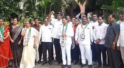 जळगाव : जिल्हाधिकारी कार्यालयासमोर आंदोलन करताना गुलाबराव देवकर, अशोक लाडवंजारी, मंगला पाटील, वाल्मीक पाटील आदी. (छाया : चेतन चौधरी)