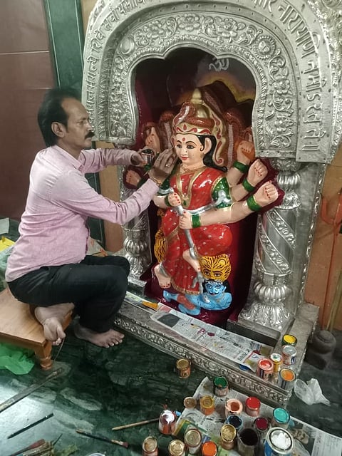 देवळाली कॅम्प : रेस्टकॅम्प रोडवरील रेणुकामाता मंदिरातील मूर्तीचे रंगकाम करताना मूर्तिकार दिनेश करंजकर. (छाया : संजय निकम)