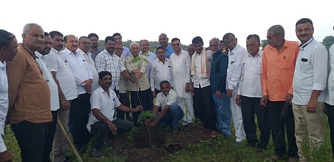 धुळे : कावठी येथे वृक्षारोपण करताना माजी मंत्री रोहिदास पाटील. समवेत माजी पंचायत समिती सभापती भगवान गर्दे, खरेदी विक्रीचे चेअरमन लहू पाटील आदी मान्यवर. (छाया: यशवंत हरणे)