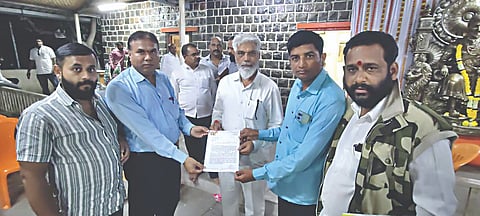 लासलगाव : पाणीप्रश्न तातडीने मार्गी लावण्यात यावा या मागणीचे निवेदन पालकमंत्री दादा भुसे यांना देताना प्रकाश पाटील व शिष्टमंडळ.