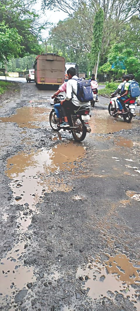 देवळाली कॅम्प : लॅम रोड रस्त्याची झालेली दुरवस्था. (छाया : संजय निकम)