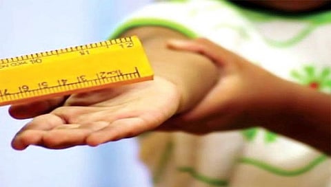 जळगाव : होमवर्क न केल्याने शिक्षिकेकडून विद्यार्थ्याला कपडे काढून मारहाण