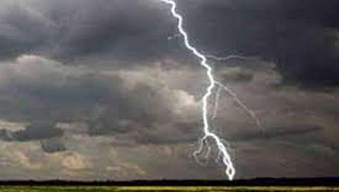 सिधुदुर्ग : शिरगावात घरावर वीज पडून सव्वा लाखाचे नुकसान