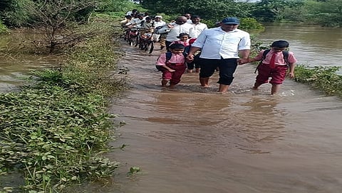 नाशिक : पाण्यातून वाट काढतच गाठावी लागते शाळा, पालकांचा जीव रोजच टांगणीला