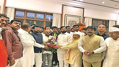 नाशिक : ज्येष्ठ शिवसैनिकांसह 15 सरपंच शिंदे गटात, शिवसेनेला पुन्हा खिंडार